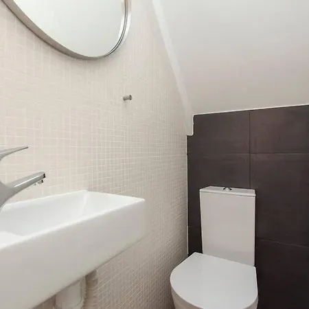 Windmill White - 2 Bedroom Duplex On City Center Apartment *