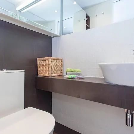 Windmill White - 2 Bedroom Duplex On City Center Lisbon