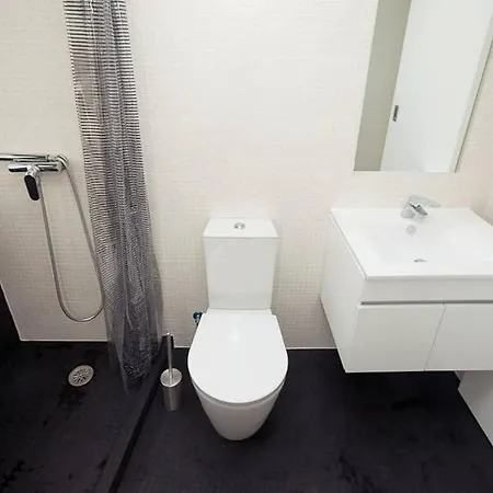 Windmill White - 2 Bedroom Duplex On City Center Lisbon